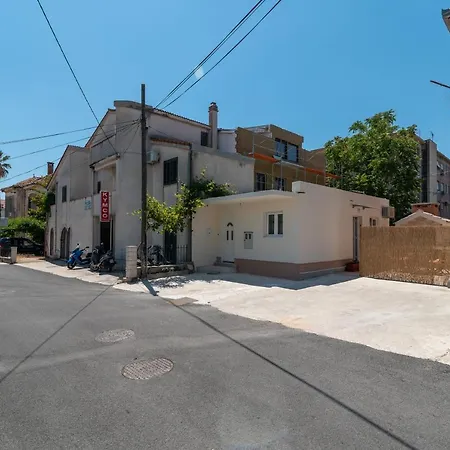 Appartement Small Private House With A Terrace In *