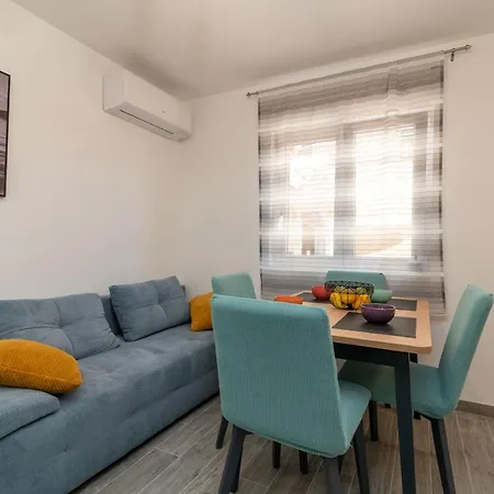 Small Private House With A Terrace In Appartement