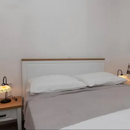 Small Private House With A Terrace In Appartement *