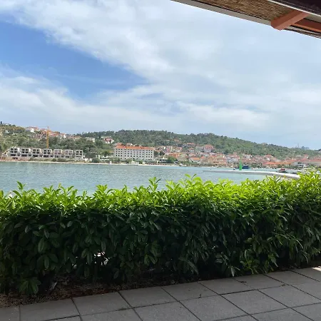 Small Private House With A Terrace In Appartement Trogir